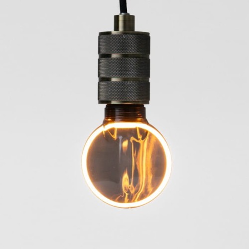 Żarówka LED dymiona E27 o mocy 4W i średnicy 80 mm, emitująca ciepłe światło przy 1800K. Kulka zawieszona na czarnym kablu z metalowym mocowaniem, prezentująca elegancki, retro design.