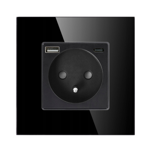 Gniazdo pojedyncze 2P+Z w kolorze czarnym z portami USB-A i USB-C, maksymalna moc 20W. Widok frontalny, gniazdo osadzone w prostokątnej ramce, z widocznymi otworami zasilającymi i portami do ładowania.