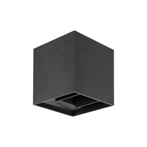Kinkiet elewacyjny LED SOLIN 42W w kolorze czarnym. Prosta, kwadratowa forma z matowej powierzchni. Zamontowany pod kątem, z widocznym otworem na źródło światła. Idealny do oświetlenia elewacji budynków.