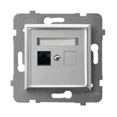 Gniazdo komputerowe Ospel Aria w kolorze srebrnym, pojedyncze, kat. 5e. Kwadratowa ramka z metaliczną powierzchnią, zawiera port Ethernet i miejsce na złącze. Widok frontalny, zamontowane w ramie.