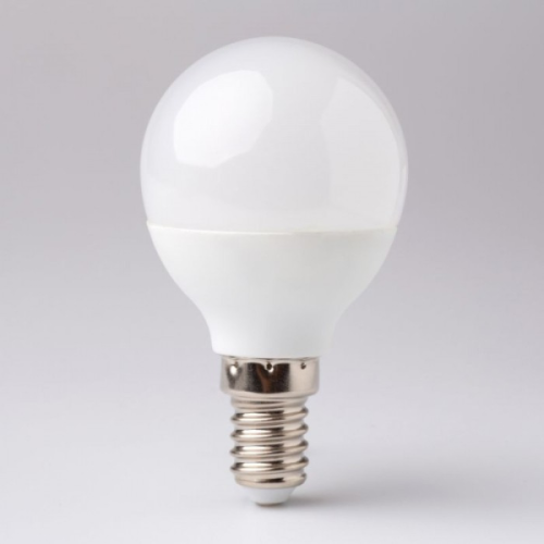 Żarówka LED KULKA E14 7W w zimnym białym kolorze, o okrągłym kształcie. Posiada metalowy gwint E14 oraz matową, białą obudowę. Ujęcie frontalne, prezentujące produkt na jednolitym tle.