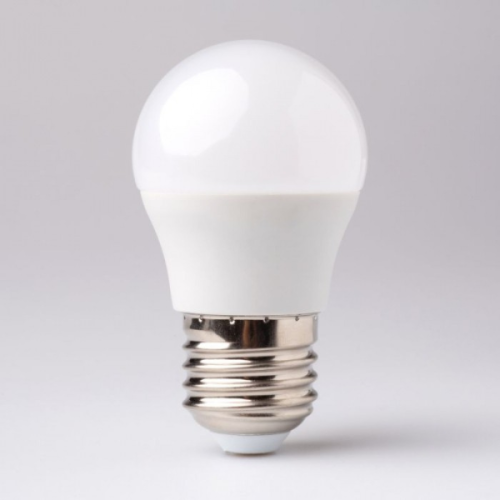 Żarówka LED KULKA E27 7W o ciepłej białej barwie, z gładką, białą obudową i metalowym gwintem. Widok frontalny, produkt stojący na białym tle, prezentujący klasyczny kształt kulki.