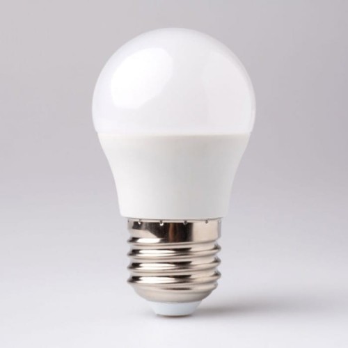 Żarówka LED KULKA E27 7W w neutralnym białym kolorze. Okrągła głowica z błyszczącej bieli, metalowy gwint E27. Produkt stoi w pozycji pionowej na jednolitym tle.
