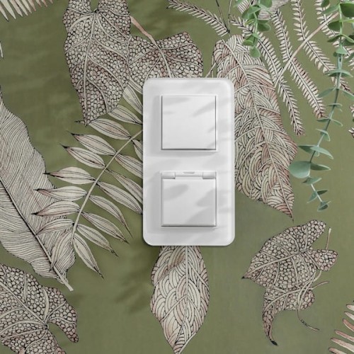 Karlik ICON Gniazdo bryzgoszczelne klapka biała z uziemieniem i przesłonami białe - IGPB-1ZP