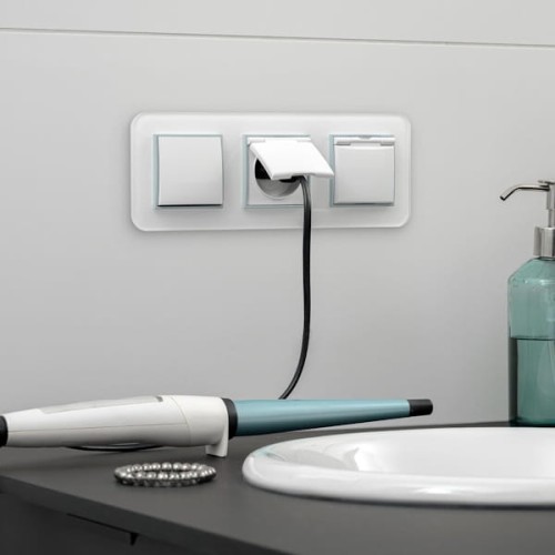 Karlik ICON Gniazdo bryzgoszczelne klapka biała z uziemieniem i przesłonami białe - IGPB-1ZP