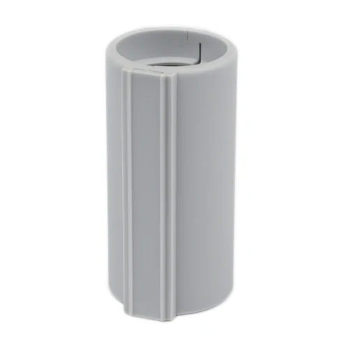 Złączka zatrzaskowa ZZCR-20 w kolorze szarym, cylindryczna, z wycięciem i dwiema rowkami na bokach. Produkt prezentowany w pozycji stojącej, na jednolitym tle. Idealna do łączenia elementów w systemach konstrukcyjnych.