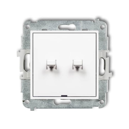 Łącznik podwójny Karlik ICON w stylu amerykańskim, w kolorze białym. Produkt ma prostokątny kształt z dwiema metalowymi przełącznikami. Widoczny montaż metalowy z tyłu. Ujęcie frontalne, na jednolitym tle.
