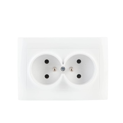 Gniazdo podwójne z uziemieniem, białe, z ramką. Widok frontalny, dwa gniazda z otworami na wtyczki, oznaczenia: 16A 250V, 2P. Prosta, czysta konstrukcja, przeznaczone do montażu w ścianie.