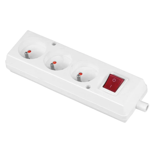 Potrójne gniazdo przenośne w kolorze białym z wyłącznikiem. Produkt z trzema gniazdami elektrycznymi, widoczny czerwony przycisk włączania/wyłączania. Gniazdo leży na płaskiej powierzchni, z wyraźnie widocznymi stykami.