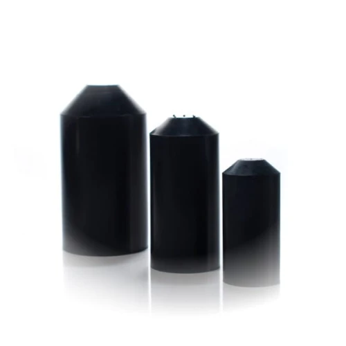 Kapturek termokurczliwy KTK-75/35 w kolorze czarnym, zestaw trzech różnych rozmiarów: duży, średni i mały, o cylindrycznym kształcie z zwężającym się wierzchołkiem, stojące na białym tle.