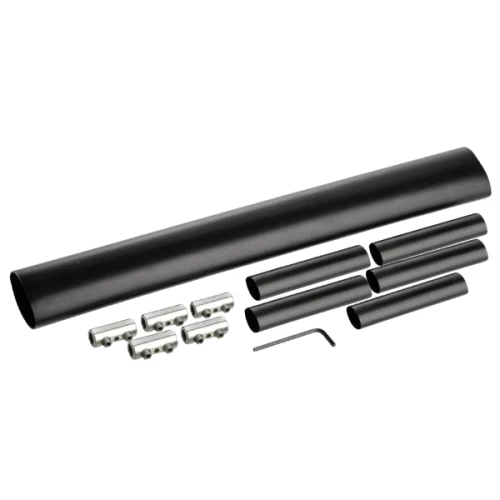 Mufa przelotowa LJSB 4x16-35-PL03 składająca się z jednego długiego czarnego cylindra oraz kilku krótszych rur, metalowych łączników i klucza imbusowego, ułożona na jasnym tle.
