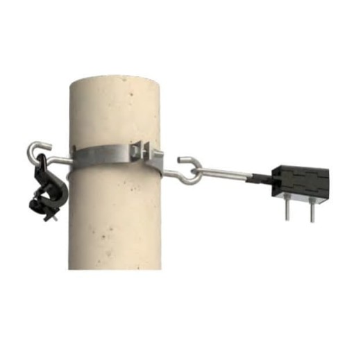Uchwyt przelotowy ASXSN uniwersalny 4x16-120 zamocowany na okrągłym słupie. Widoczny metalowy pasek mocujący oraz czarna obudowa z zaciskami. Produkt w pozycji montażowej, widok z boku.