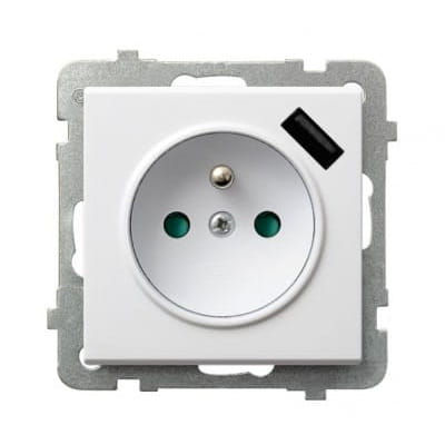 Białe gniazdo elektryczne Ospel Sonata z wbudowaną ładowarką USB. Widok frontalny, okrągły otwór na wtyczkę oraz dwa zielone bolce. Prosta konstrukcja, montowane w ramce. Bez dodatkowych oznaczeń czy dekoracji.