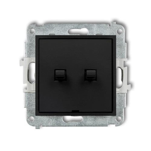 Łącznik świecznikowy Karlik MINI w kolorze czarnym mat, o prostokątnym kształcie. Posiada dwa przyciski w kolorze czarnym. Widok frontalny, z widocznym metalowym montażem. Idealny do zastosowań w stylu amerykańskim.