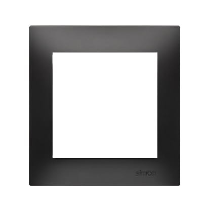 Ramka pojedyncza Simon 54 w kolorze czarnym matowym, z prostokątnym otworem na centralny element. Gładka tekstura. Logo Simon widoczne w dolnym rogu. Ramka ma kwadratowy kształt, idealna do montażu w różnych aranżacjach wnętrz.