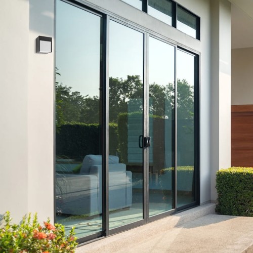 Kinkiet elewacyjny BALIMO Led 12W IP54 w kolorze czarnym, prostokątny, zamontowany obok przeszklonych drzwi. Produkt o minimalistycznym designie, doskonale komponujący się z nowoczesnym otoczeniem.