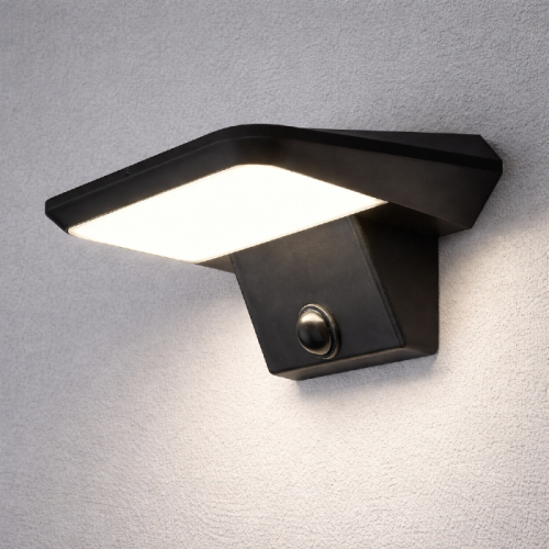 Kinkiet solarny QESA LED 10W z czujnikiem ruchu w kolorze czarnym. Posiada prostokątną, płaską klosz z białym światłem, zamontowany na ścianie. Widoczny czujnik ruchu na obudowie, materiał metalowy.