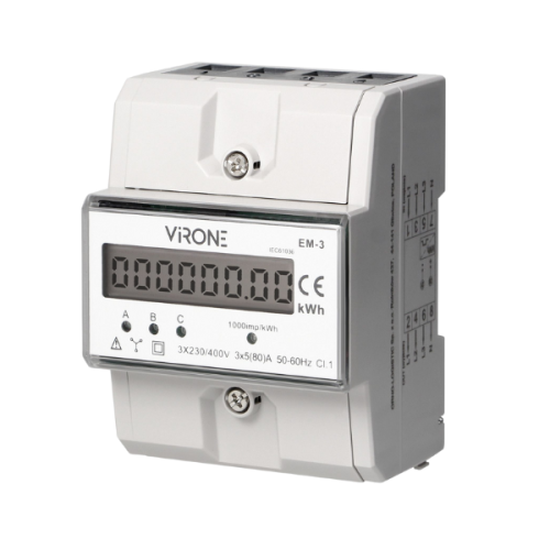 3-fazowy wskaźnik zużycia energii elektrycznej, model EM-3, o maksymalnym obciążeniu 80A. Wyposażony w wyświetlacz LCD, wskazuje zużycie energii w kWh. W kolorze białym, z logo ViRONE, montowany na szynie DIN. Widok frontalny.