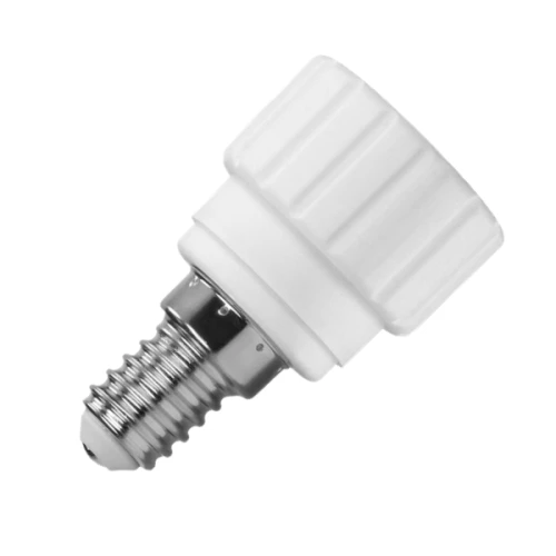 Adapter do źródła światła E14/GU10, z białą plastikową częścią o teksturowanej powierzchni i metalowym gwintem. Ujęcie z boku, pokazujące szczegóły elementów mocujących. Idealny do konwersji gniazd o różnych typach.