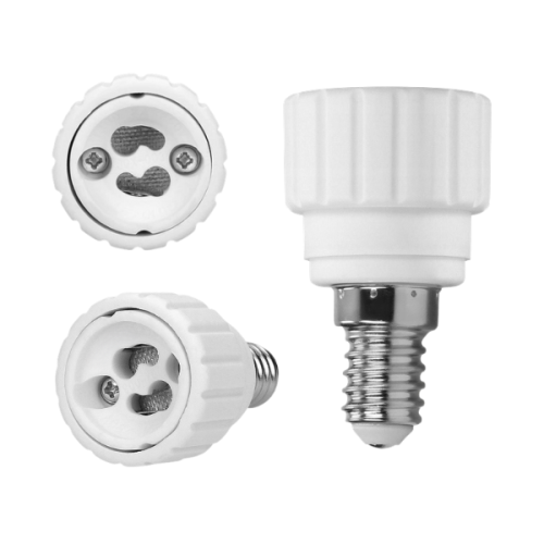 Adapter do źródła światła E14/GU10 w białym kolorze z metalowym gwintem. Widoczny kształt cylindryczny z rowkami na zewnętrznej stronie. Z jednej strony wtyk E14, z drugiej gniazdo GU10. Zbliżenie na oba końce adaptera.