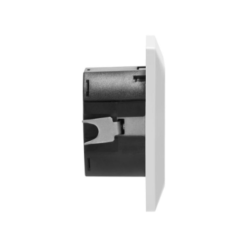 Gniazdo pojedyncze 2P+Z z portami USB-A i USB-C w kolorze białym. Ujęcie z boku, pokazujące prostokątną, gładką ramkę oraz widoczny czarny korpus z metalowym elementem mocującym. Idealne do użytku w domowych i biurowych instalacjach elektrycznych.