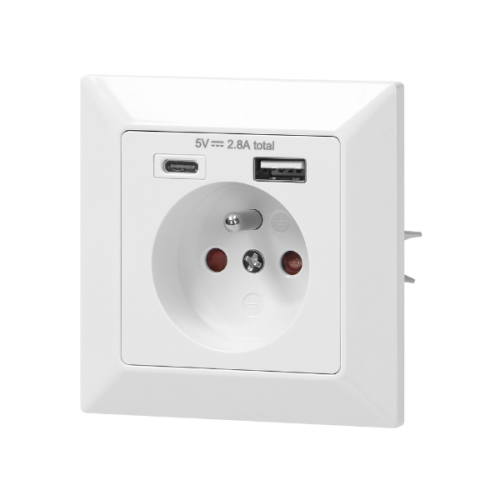 Gniazdo pojedyncze 2P+Z w kolorze białym z portami USB-A i USB-C. Widok frontalny, wbudowane w ramkę. Widoczne oznaczenia napięcia 5V i maksymalnego prądu 2.8A, otwór gniazdowy z trzema stykami.