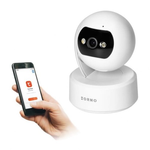 Kamera wewnętrzna obrotowa 4MP Wi-Fi w białej obudowie z czarnym przodem. Z przodu widoczne obiektyw i diody LED. Obok ręka trzymająca smartfon z aplikacją. Kamera umieszczona na okrągłej podstawie, ustawiona w lekko pochylonej pozycji.