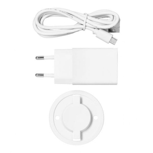 Zestaw zawiera biały zasilacz sieciowy z dwoma pinami, kabel USB o białej barwie oraz uchwyt montażowy w kształcie okręgu. Elementy ułożone na prostym tle.