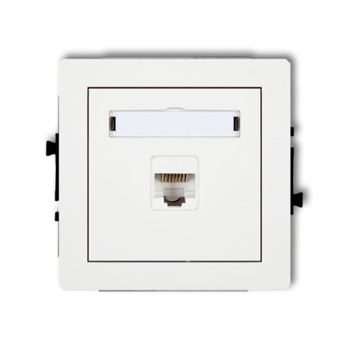 Gniazdo komputerowe Karlik Deco, pojedyncze RJ45, kat. 5e, 8-stykowe, w kolorze białym. Ujęcie frontalne, widoczna klapka oraz wtyk RJ45. Produkt zamontowany w obudowie, z delikatnym, ciemnym obramowaniem.