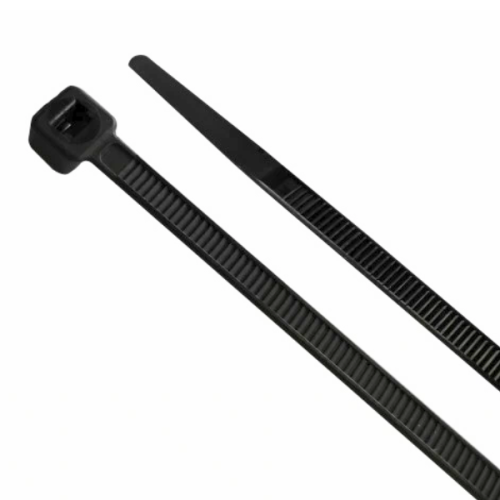 Czarna opaska kablowa o wymiarach 100x2,5 mm, wykonana z materiału odpornego na promieniowanie UV. Widoczne ząbkowanie na długości oraz głowica do zapięcia. Produkt w komplecie 100 sztuk, leżący na jednolitym tle.