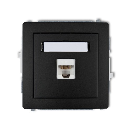 Gniazdo komputerowe Karlik Deco w kolorze czarnym mat, pojedyncze, RJ45, kat. 5e, 8-stykowe. Ujęcie frontalne, widoczny port RJ45 oraz biała klapka. Prosta konstrukcja bez dodatkowych zdobień.