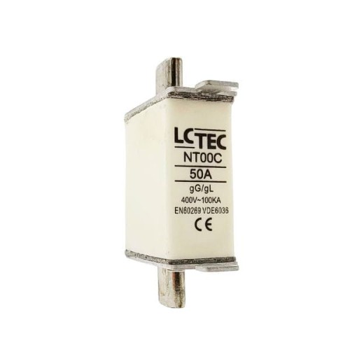 Wkładka topikowa NT00C 50A, 400V od LCTEC. Biała obudowa z metalowymi końcówkami, oznaczenia na bocznej stronie, w tym wartość prądu i napięcia. Ujęcie z boku, produkt leżący na płaskiej powierzchni.