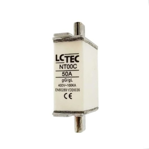 Wkładka topikowa NT00CgL/gG o prądzie znamionowym 50A i napięciu 400V. Biała obudowa z metalowymi końcówkami, widoczny napis LCTEC, oznaczenia techniczne oraz logo CE. Produkt w pozycji pionowej.