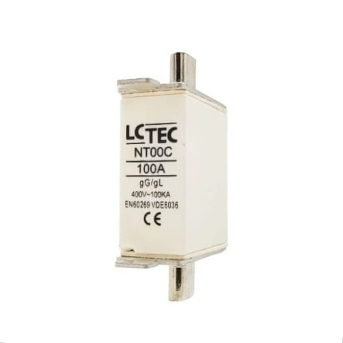 Wkładka topikowa NT00C 100A 400V od LCTEC, biała obudowa, metalowe końcówki, oznaczenia: 100A, 400V, gG/gL, EN60269 VDE6036, stojąca w pozycji pionowej na białym tle.