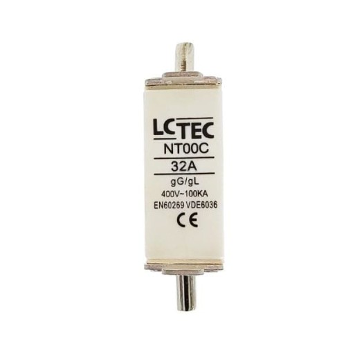 Wkładka topikowa NT00C 32A 400V marki LCTEC, biała obudowa z metalowymi końcówkami. Widoczne oznaczenia: gG/gL, 400V-100KA, EN60269 VDE6036, CE. Produkt w pozycji stojącej, z przodu.