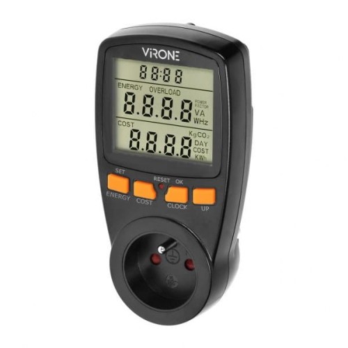 Watomierz dwutaryfowy ORNO EM-1/B, w kolorze czarnym, z dużym wyświetlaczem LCD, prezentującym dane o energii i kosztach. Posiada przyciski funkcyjne w pomarańczowym kolorze oraz gniazdo do podłączenia urządzeń. Ujęcie frontalne.