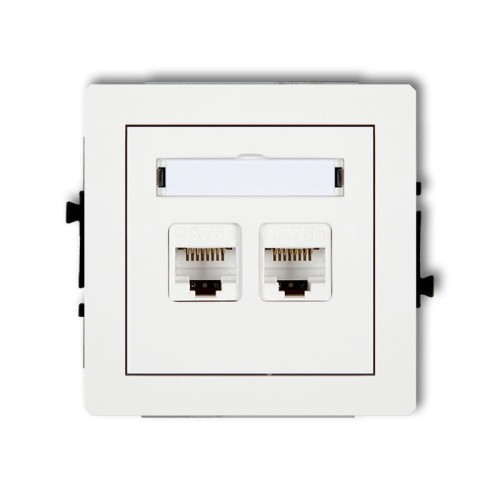 Podwójne gniazdo komputerowe Karlik Deco w kolorze białym, z dwoma portami RJ45, kat. 5e, 8-stykowymi. Ujęcie frontalne, gniazdo z widocznym oznaczeniem CAT5 na portach, montowane w ścianie. Prosta, kwadratowa obudowa z delikatnym obramowaniem.