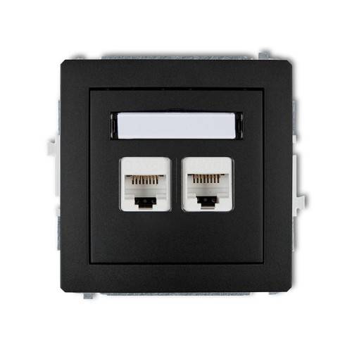 Podwójne gniazdo komputerowe Karlik Deco w kolorze czarnym matowym, z dwoma portami RJ45, kat. 5e. Gniazdo ma prostokątny kształt, umieszczone na jednolitym tle. Widoczny jest również napis CAT5 na białych panelach.