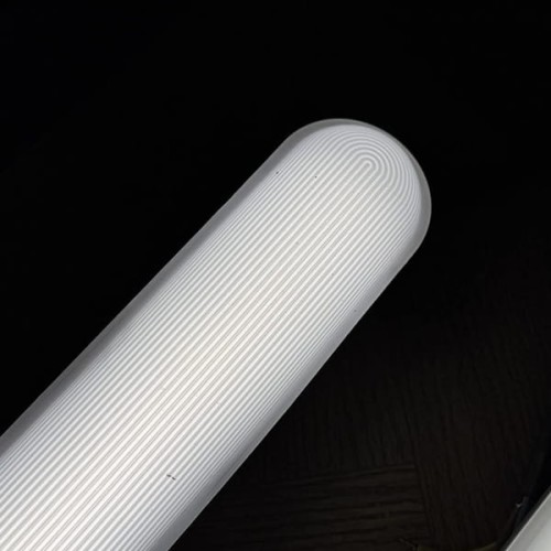 Oprawa hermetyczna LED 36W, 120 cm, z białym kloszem i żłobieniami, montowana na suficie, z klasyfikacją IP65. Zbliżenie na górną część oprawy, widoczny kształt ovalny, zapewniający równomierne oświetlenie.