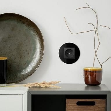 Karlik ICON Gniazdo pojedyncze z uziemieniem i przesłonami czarne - 12IGP-1ZP