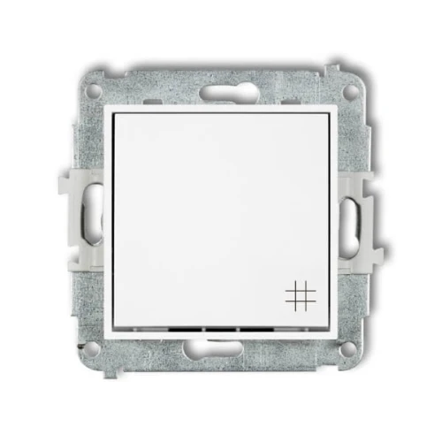 Biały łącznik krzyżowy Karlik ICON IWP-6, prostokątny kształt z delikatnym, czarnym wzorem w dolnym rogu. Widoczny metalowy stelaż, gotowy do montażu w instalacji elektrycznej. Stojący, frontalny widok.