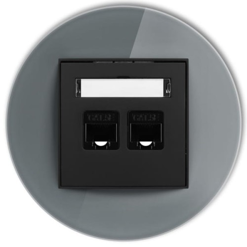 Podwójne gniazdo komputerowe Karlik ICON, RJ45, kat. 5e, 8-stykowe w kolorze czarnym, umieszczone w okrągłej, szarej ramce. Widok frontalny, z wyraźnie widocznymi dwoma portami oraz białą etykietą nad nimi.
