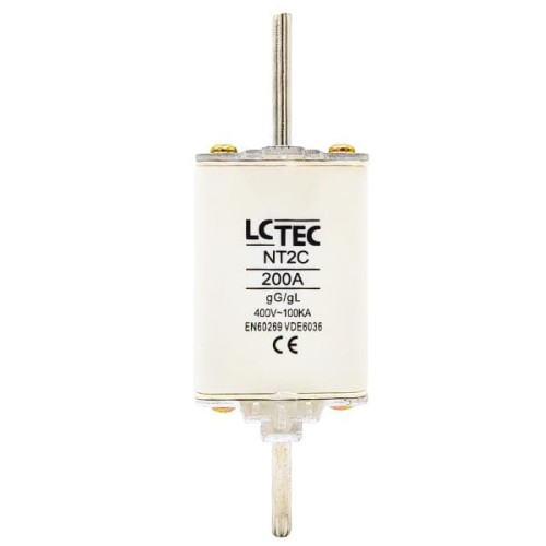 Wkładka topikowa NT2C 200A 400V LCTEC, biała obudowa z metalową końcówką, widoczny napis NT2C 200A oraz oznaczenia CE. Produkt ustawiony w pozycji pionowej, z otwartą końcówką do montażu.
