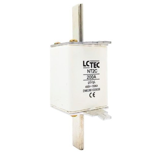 Wkładka topikowa NT2C 200A 400V LCTEC w białej obudowie, z metalowymi stykami. Widoczny napis LCTEC NT2C 200A gG/gL 400V-100kA oraz oznaczenia CE. Produkt ustawiony w pozycji pionowej, z widocznymi zaciskami do montażu.