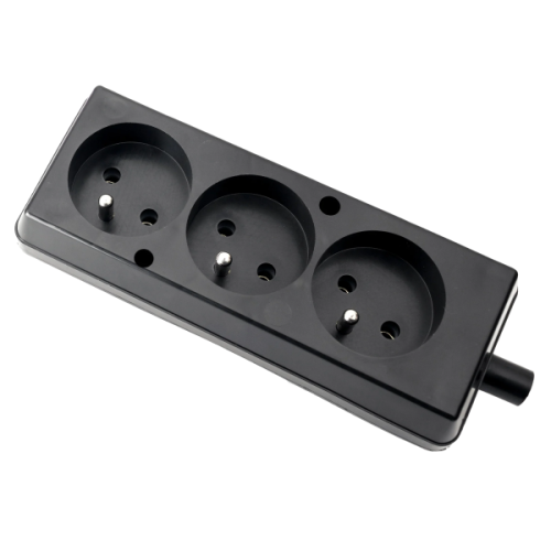 Gniazdo potrójne Sigma 3x2P+Z 16A 250V w kolorze czarnym, rozbieralne, z trzema otworami na wtyczki. Ujęcie z góry, produkt leżący na płaskiej powierzchni, z widocznym kablem przyłączeniowym.