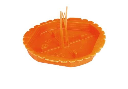 Pomarańczowa pokrywa sygnalizacyjna do puszek PS60, wykonana z plastiku, o ośmiokątnym kształcie z ząbkowanym brzegiem. Widoczne wycięcia i symbole na powierzchni. Produkt w komplecie 10 sztuk.