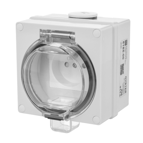 Gniazdo hermetyczne OYSTER 2P+Z 16A 250V IP66 w kolorze szarym, natynkowe, z przezroczystą osłoną zamykającą, widoczne złącze i mocowanie. Produkt umieszczony na białym tle.