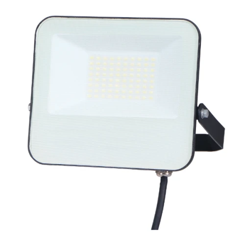 Naświetlacz SYRIUS LED 50W z białą obudową, prostokątny kształt, z diodami LED widocznymi w centralnej części. Posiada uchwyt montażowy i przewód zasilający. Odporność na warunki atmosferyczne IP65, zmiana barwy CCT.