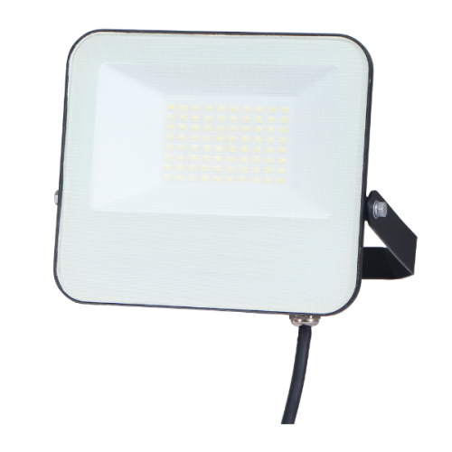 Naświetlacz SYRIUS LED 30W o mocy 3300lm, z możliwością zmiany barwy CCT. Posiada prostokątną, białą obudowę z czarnym uchwytem. Zainstalowany na stojaku, z widocznym kablem zasilającym. Klasa szczelności IP65, idealny do użytku zewnętrznego.
