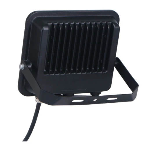 Naświetlacz SYRIUS LED 30W w kolorze czarnym, z metalową obudową i żeberkami chłodzącymi. Ujęcie z boku, zamontowany na regulowanym uchwycie. Odporny na warunki atmosferyczne (IP65), z przewodem zasilającym. Wydajność 3300 lm, możliwość zmiany barwy CCT.